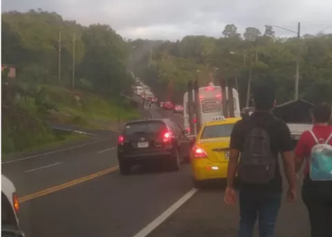 Moradores de Las Torres en Nuevo San Juan cierran la carretera Panamá-Colón