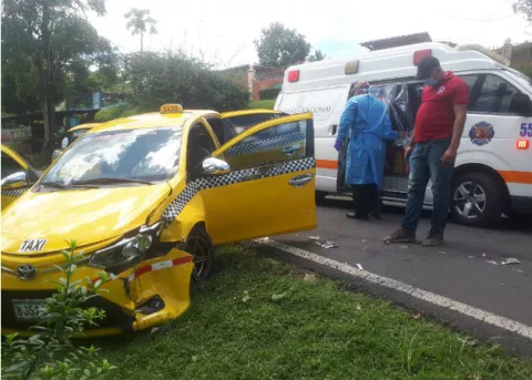 Taxi colisiona con un vehículo pick up, dos mujeres resultan heridas, una de ellas registró alta temperatura    