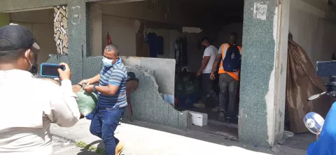 Desalojan a personas del edificio abandonado de las Cuatro Potencias en Colón