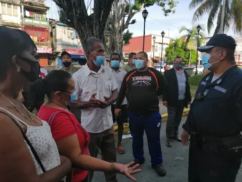 Vendedores de legumbres y verduras exigen la destitución del administrador del Mercado Público de Colón