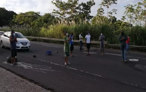 Residentes de Nueva Providencia cierran la carretera Panamá-Colón por falta de agua