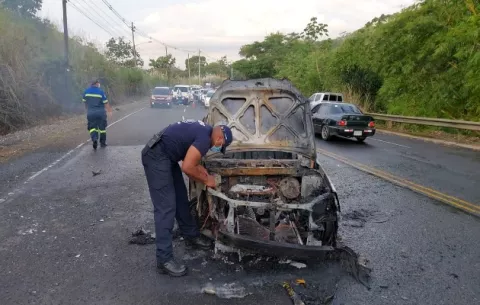 Taxi se incendia al colisionar con un cisterna en Colón, el conductor se salva