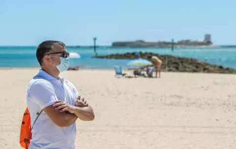 Apertura de playas: mascarilla se podrá quitar solo  al entrar en el agua y en la burbuja familiar