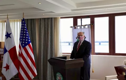 Consejero Brechbuhl completa entrega de ventiladores que Donald Trump prometió a Laurentino Cortizo