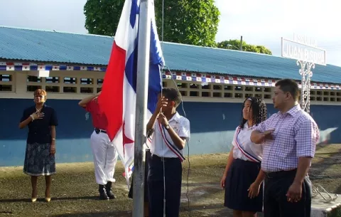 Se podrá izar la bandera en las escuelas para fiestas patrias; grupo no debe pasar de 20 personas