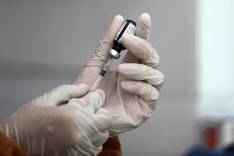 Mutación del coronavirus que causa la COVID-19 descubierta en España no afectará la eficacia de la vacuna