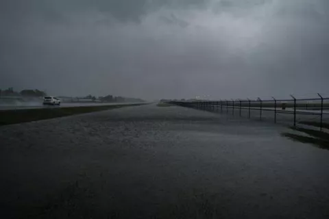 Delta se debilita a depresión tropical mientras descarga vientos y lluvias en Luisiana y Misisipi