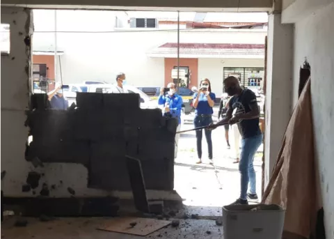 Construcciones ilegales en multifamiliar abandonado las Cuatro Potencias de Colón son demolidas 