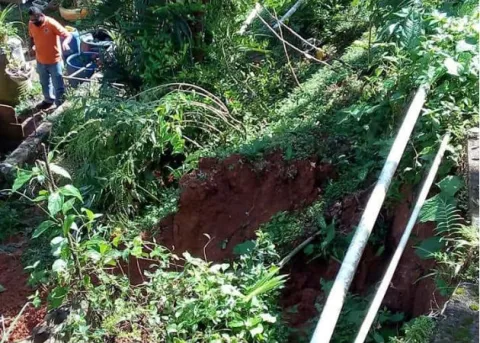 Deslizamiento de tierra a orillas de la carretera hacia Limón en Colón