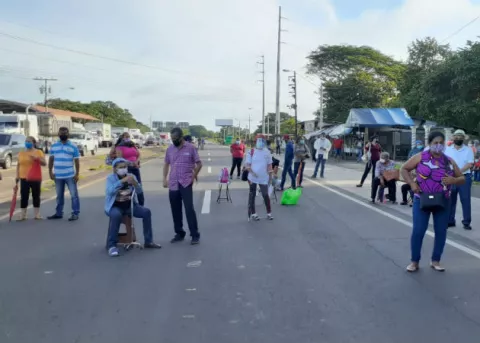 Familiares y pacientes afectados por dietilenglicol protestan en el área de Divisa 