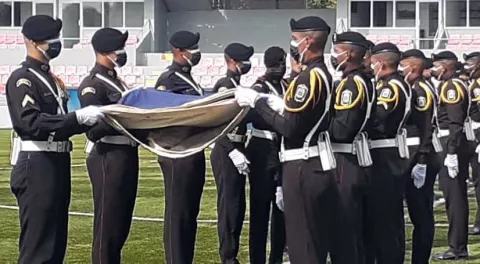 Realizan doblez de la bandera nacional  del Cerro Ancón en víspera del mes de la patria