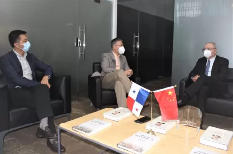 Secretario Ejecutivo del Parlatino recibe donación del Embajador de China en Panamá