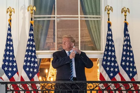 ¿En qué consiste el cóctel experimental que se ha tomado Donald Trump para la COVID-19?