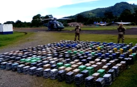 Decomisan 1,833 paquetes de sustancias ilícitas al Norte de Isla Colón y capturan a cuatro extranjeros