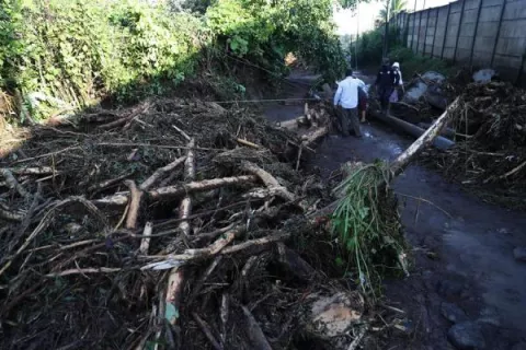 Varios muertos y desaparecidos deja deslizamiento de tierra en el norte de El Salvador