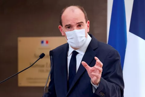 Francia extiende el toque de queda a otros 38 departamentos del país