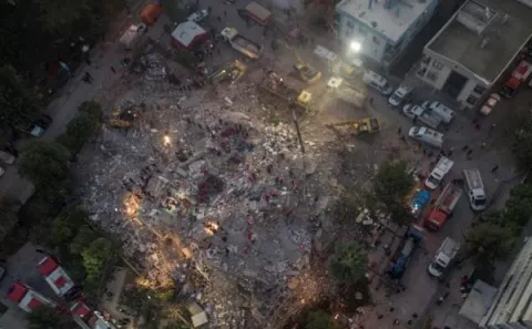 Alcalde de la ciudad turca de Esmirna estima que el terremoto dejó a 180 personas atrapadas