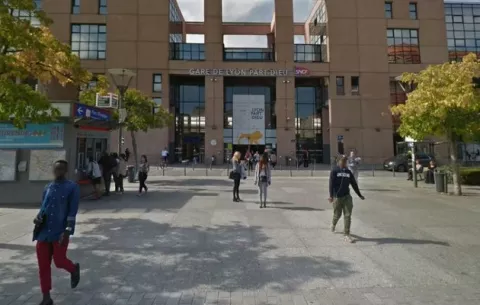 ¡Alerta en la ciudad de Lyon! Mujer amenaza con explotar un paquete