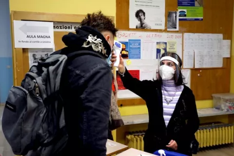 Los europeos debaten nuevas restricciones y temen la saturación de hospitales