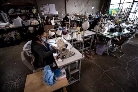 La COVID-19 fuerza el cierre de miles de fábricas de textil en Asia