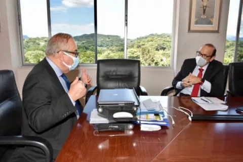 Defensoría del Pueblo y la Caja de Seguro Social unen esfuerzos para brindar atención expedita a los asegurados