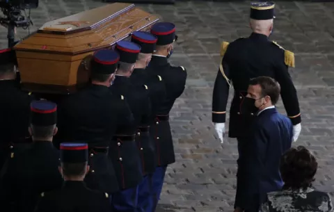 Francia rinde homenaje como a un 'héroe' al profesor decapitado por mostrar caricatura de Mahoma