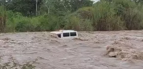 Ambulancia es arrastrada por una cabeza de agua en río Ceiba