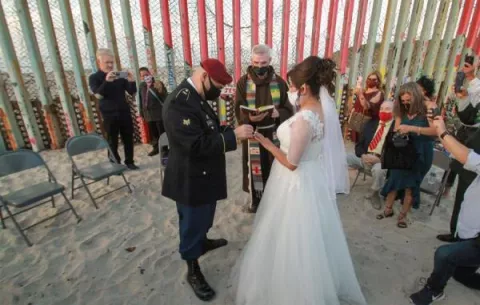 Defensores de migrantes contraen matrimonio en la frontera de México y EE.UU.