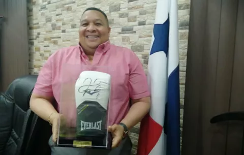 Floyd Mayweather Jr. obsequia guante autografiado a los colonenses