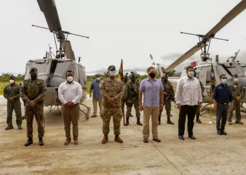Panamá recibe tres helicópteros donados por parte de oficina gubernamental de Ley y Narcóticos de Estados Unidos