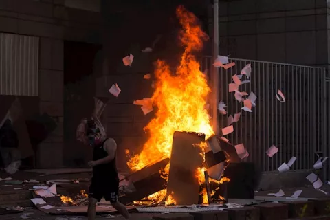 Cerca de 580 detenidos y un muerto en una noche de extrema violencia en Chile