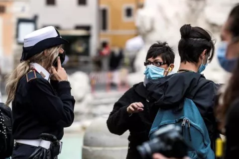 Italia aplica el toque de queda en las dos regiones más pobladas para frenar el avance del virus