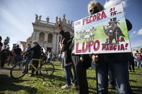 Cientos de personas se toman las calles de Roma para protestar contra el uso de la mascarilla