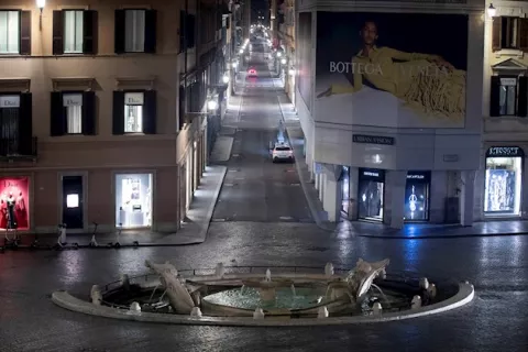 Italia cierra teatros y cines y a las seis de la tarde los bares y restaurantes