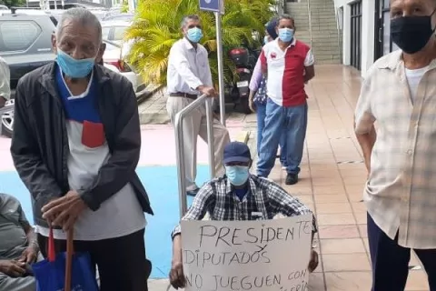Un grupo de jubilados protesta en los predios del MEF exigiendo el pago de 38 años de intereses por los décimos tercer mes atrasados