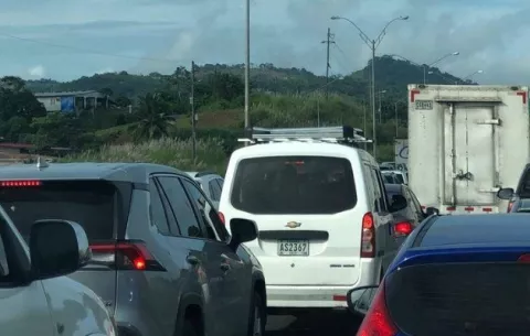 Inversión de carriles en la La Espiga de La Chorrera por movilización masiva hacia el interior del país