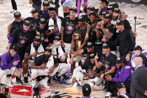 Lakers gana el título de la COVID-19 en memoria de Kobe Bryant