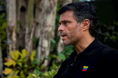 Leopoldo López llega a Madrid y dice que proseguirá la lucha por la libertad