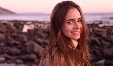 Lily Collins revela la edad de la protagonista de 'Emily In Paris' de Netflix
