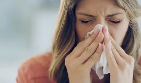 Alérgicos deben utilizar mascarilla de tela y encima la quirúrgica  