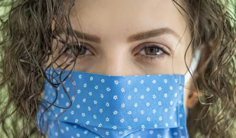 ¿Cómo evitar los brotes de  'maskné'?