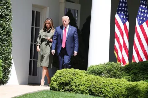 La primera dama Melania Trump dice que tiene "síntomas leves" de COVID-19 y se siente "bien"