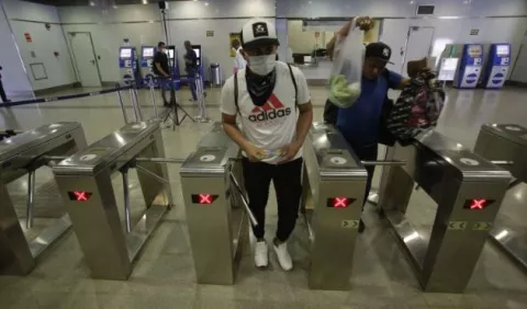 El Metro de Panamá sancionará  con multas que van de 100 a 150 dólares el uso inadecuado de mascarilla 
