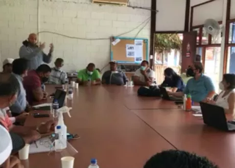 Ministra de Economía de Costa Rica se reúne con manifestantes en Corredores
