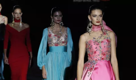 Silueta años 50,  flores en 3D y lentejuelas fueron los protagonistas de una pasarela