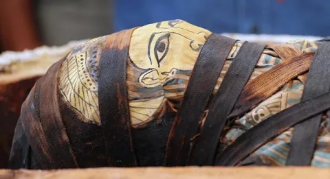 Egipto saca a la luz 59 sarcófagos de hace 2,600 años con sus momias intactas