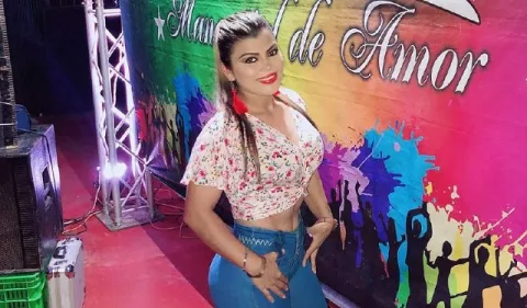 Nerys Pérez, cantante de la agrupación de Vladimir Atencio, atrae miradas en los bailes