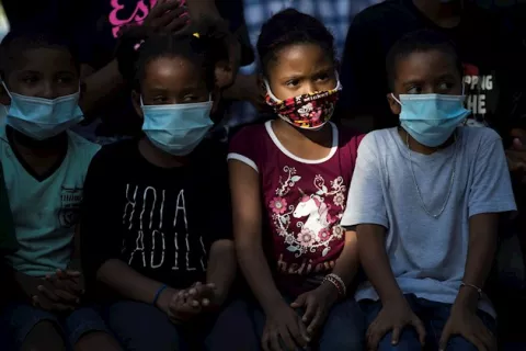 Francia amplía el uso de la mascarilla a partir de los seis años de edad, tras pandemia de COVID-19