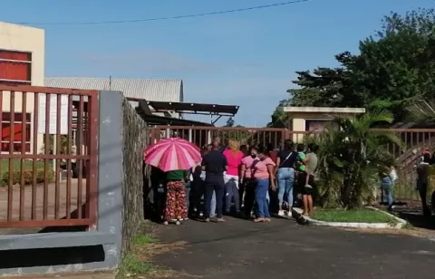 Protestas por falta de cupos para pre-kinder en el centro educativo Guillermo Endara Galymany