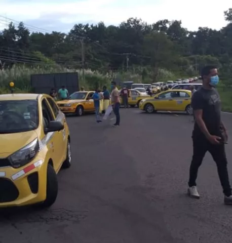 Taxistas de Panamá Oeste le exigen a la ATTT ponerle un alto a los taxis piratas